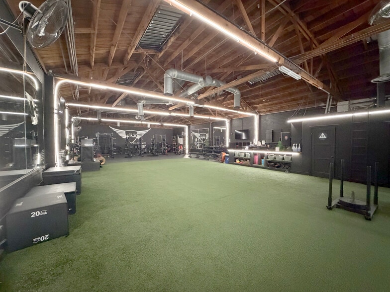 More Photos Of 6610 Lexington Ave, Los Angeles Showroom For Lease
