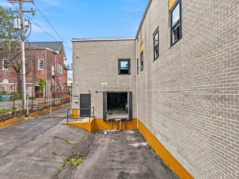 More Photos Of 145-555 Hamilton St, Allentown Showroom For Lease