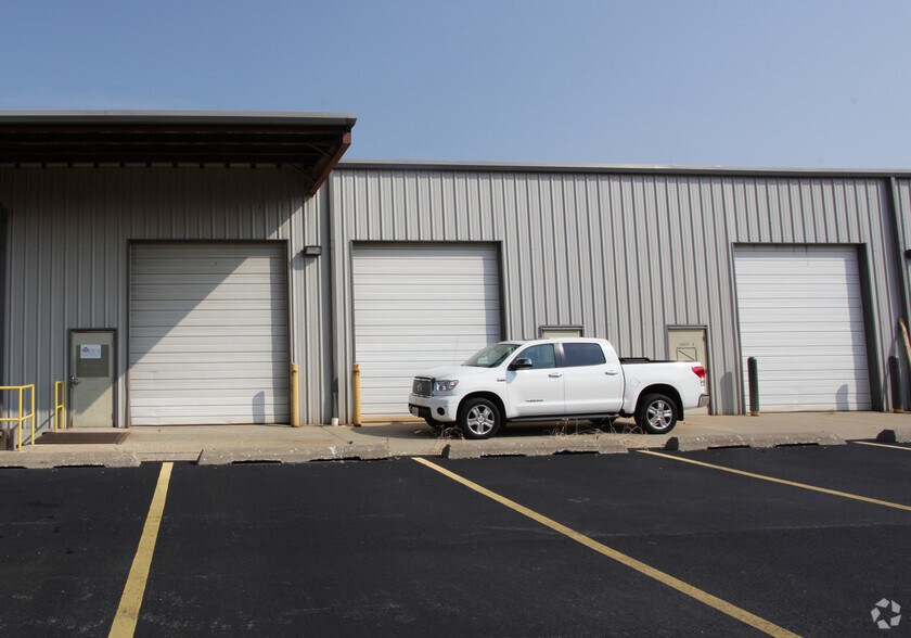 More Photos Of 189 Poplar Pl, North Aurora Warehouse For Lease