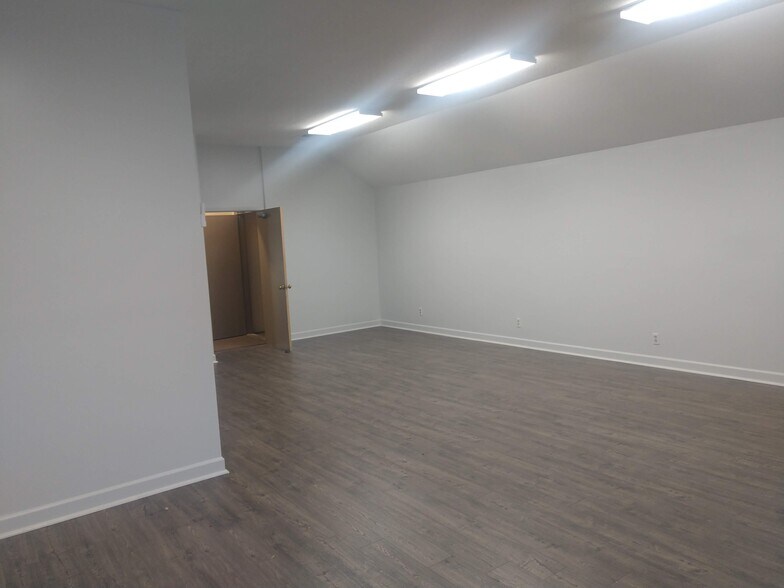 More Photos Of 8135 Walnut Grove Rd, Cordova Office For Lease