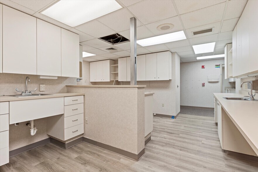 More Photos Of 705 Baptiste Dr, Paola Medical For Lease