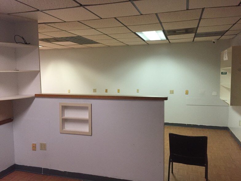 More Photos Of 4244 W Waters Ave, Tampa Showroom For Lease