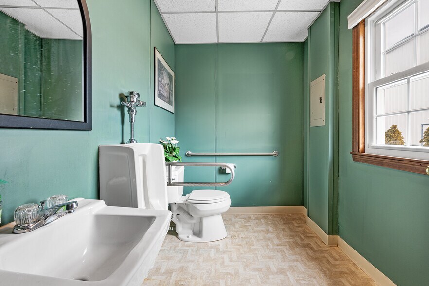 More Photos Of 131 Boston Post Rd, East Lyme Office For Lease