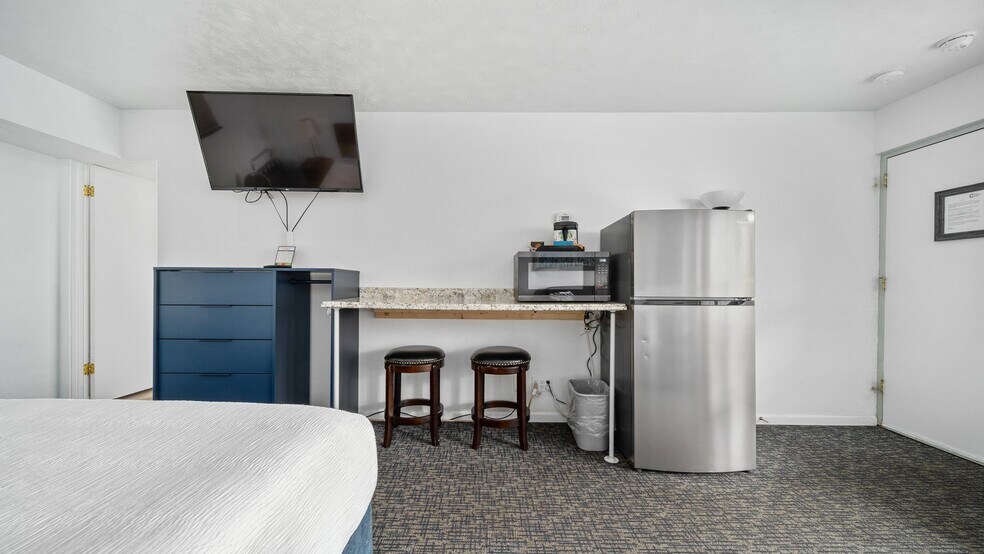 More Photos Of 1010 E Front St, Traverse City Hotel For Sale