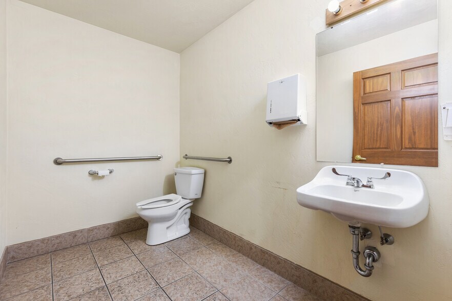More Photos Of 111 W North Water St, New London Office For Lease