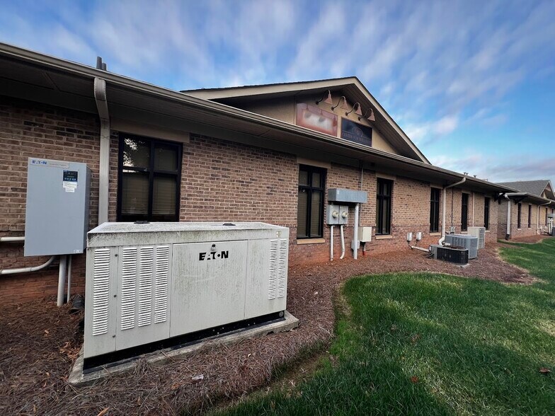 More Photos Of 1258 Mann Dr, Matthews Medical For Sale