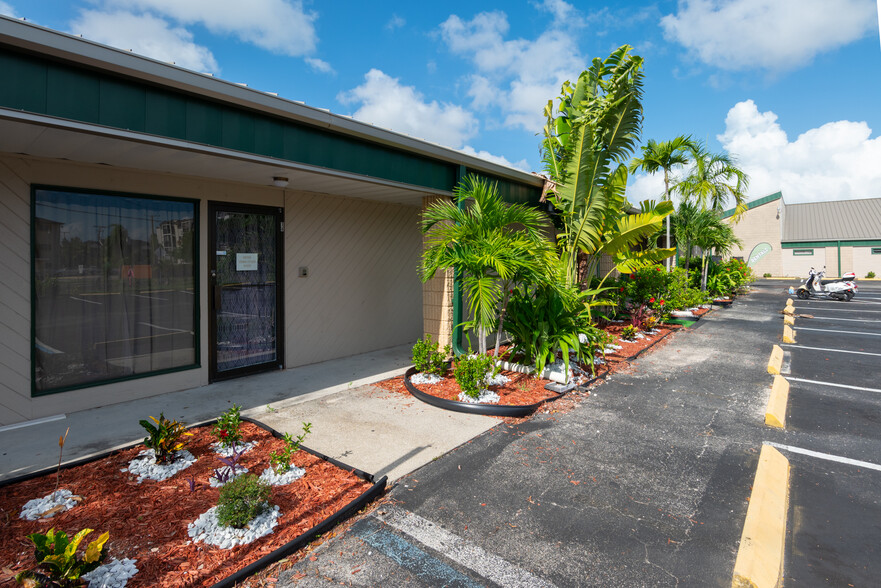 Primary Photo Of 2150 Collier Ave, Fort Myers Storefront Retail Office For Sale