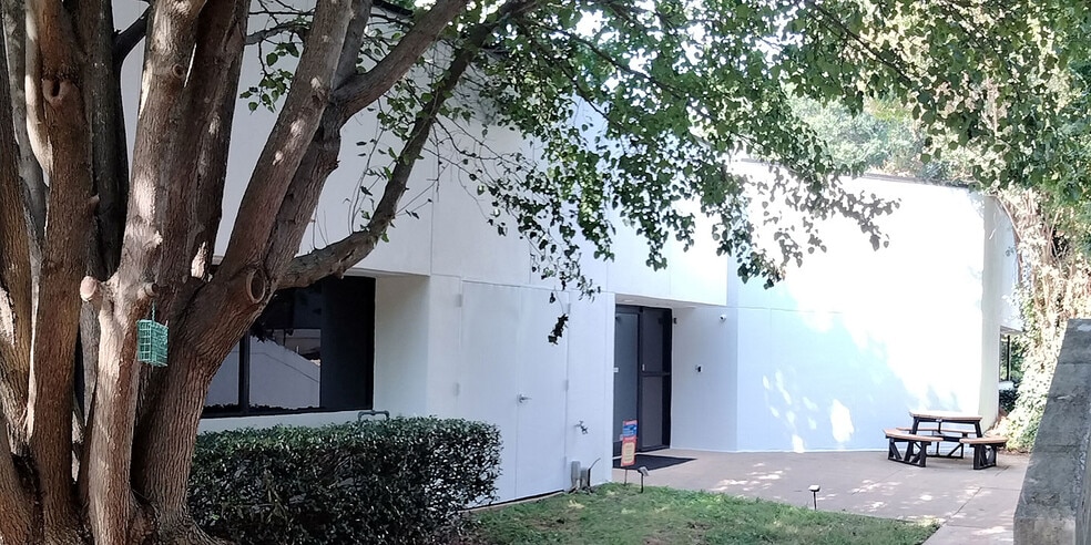 More Photos Of 421 Minuet Ln, Charlotte Office For Sale