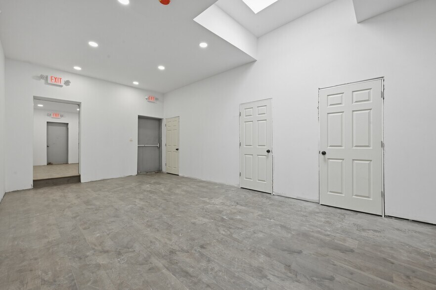 More Photos Of 1621-1623 Grand Ave, North Baldwin Storefront For Lease