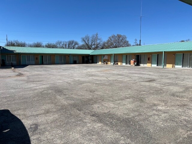 More Photos Of 208 S Ellis St, Menard Hotel For Sale