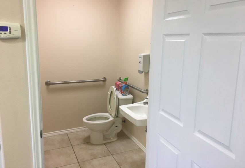 More Photos Of 6717 Kram St, Corpus Christi Warehouse For Lease