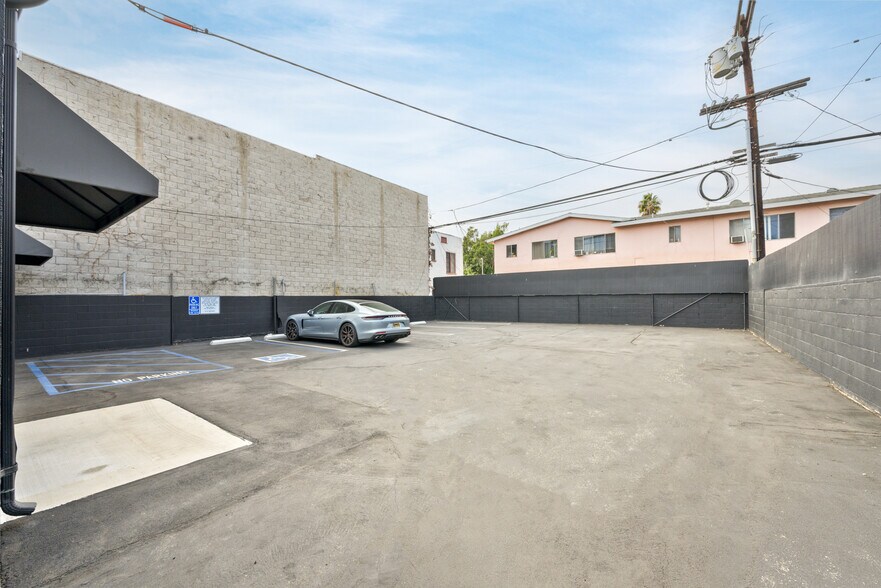 More Photos Of 953 N Cole Ave, Los Angeles Office For Lease