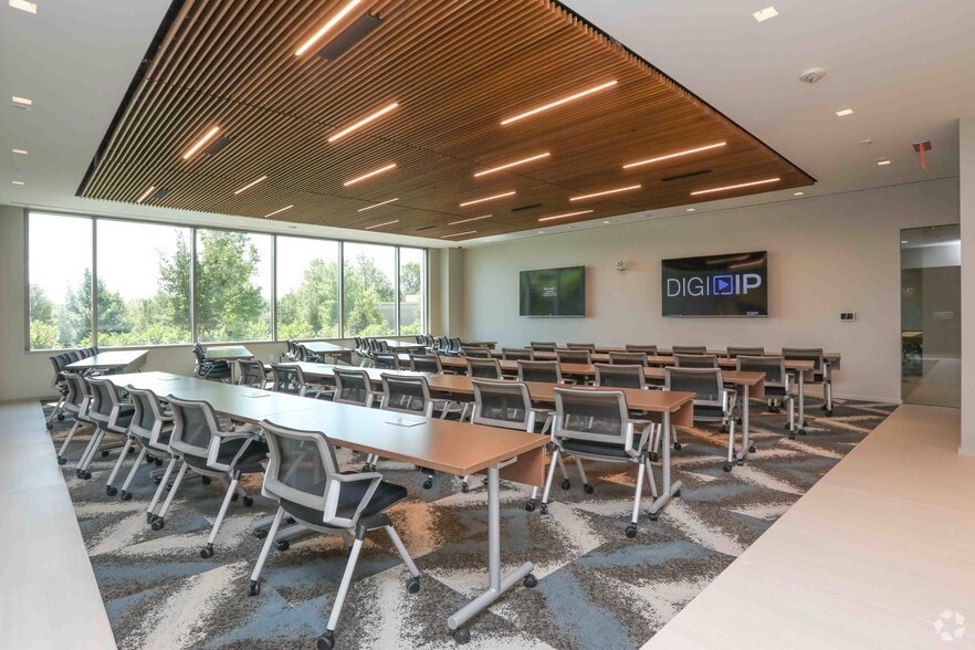 More Photos Of 2245 Monroe St, Herndon Office For Lease