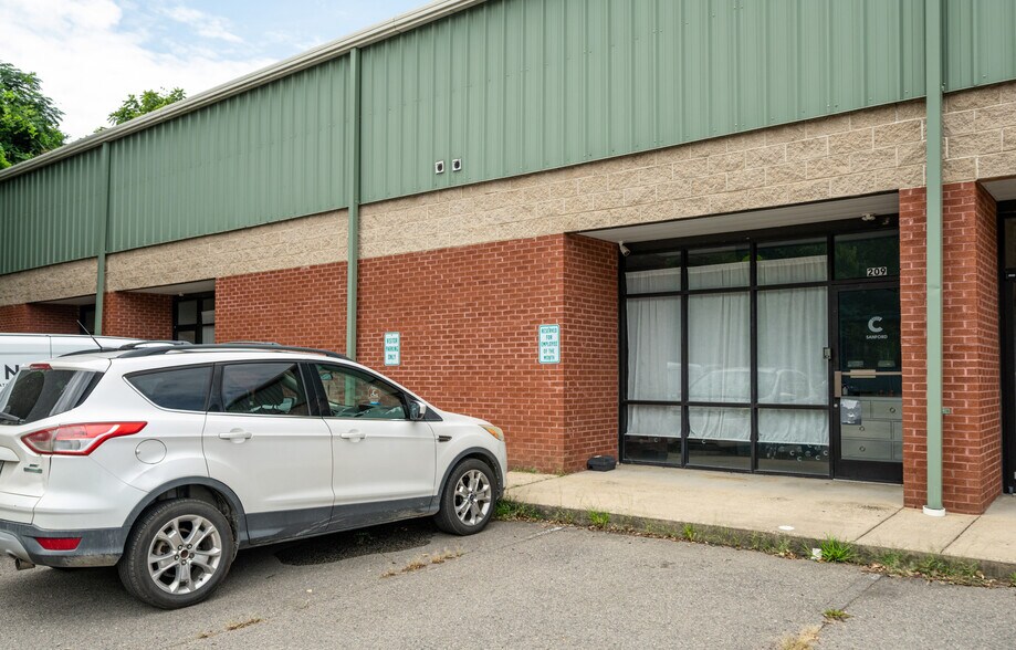 More Photos Of 200-225 Commercial Ct, Sanford Flex For Lease