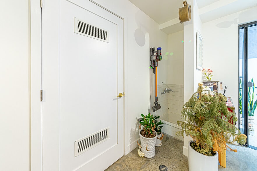 More Photos Of 330 N Western Ave, Los Angeles Storefront Retail Office For Sale