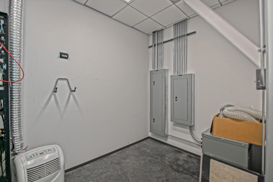 More Photos Of 887-889 N Douglas St, El Segundo Loft Creative Space For Lease