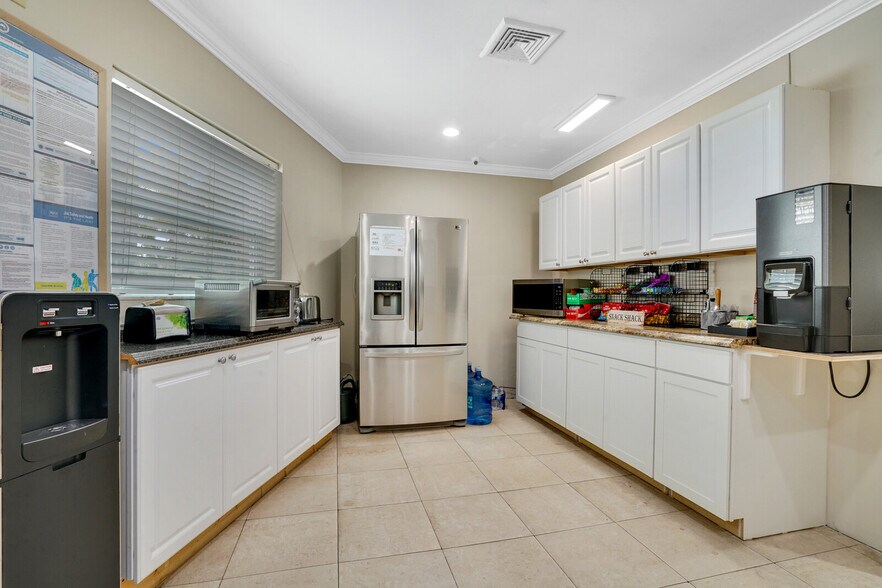 More Photos Of 1800 NE 26th St, Wilton Manors Medical For Lease