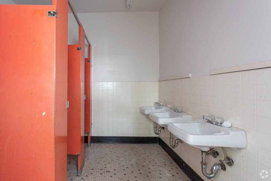 More Photos Of 170 Allen Blvd, Farmingdale Warehouse For Lease