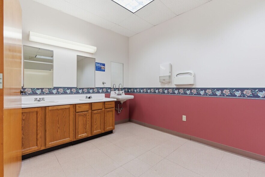 More Photos Of 718 N Martin St, East Prairie Office For Sale