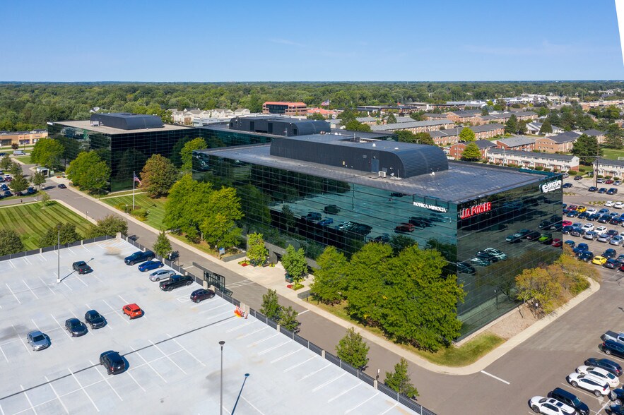 More Photos Of 340 E Big Beaver Rd, Troy Office For Lease