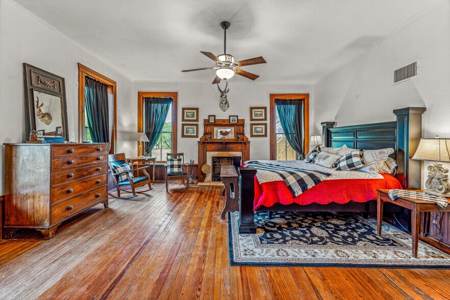 More Photos Of 703 Spring St, Granbury Lodge Meeting Hall For Sale