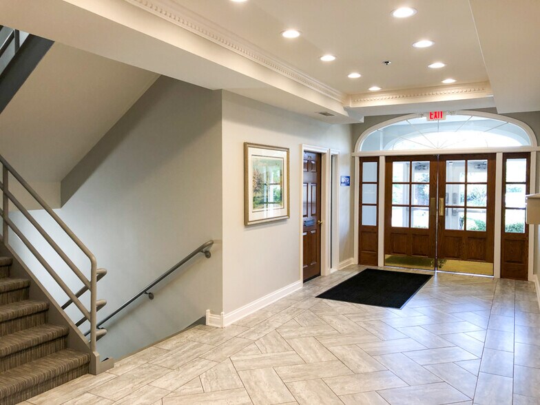 More Photos Of 1121 E Main St, St Charles Office Residential For Lease