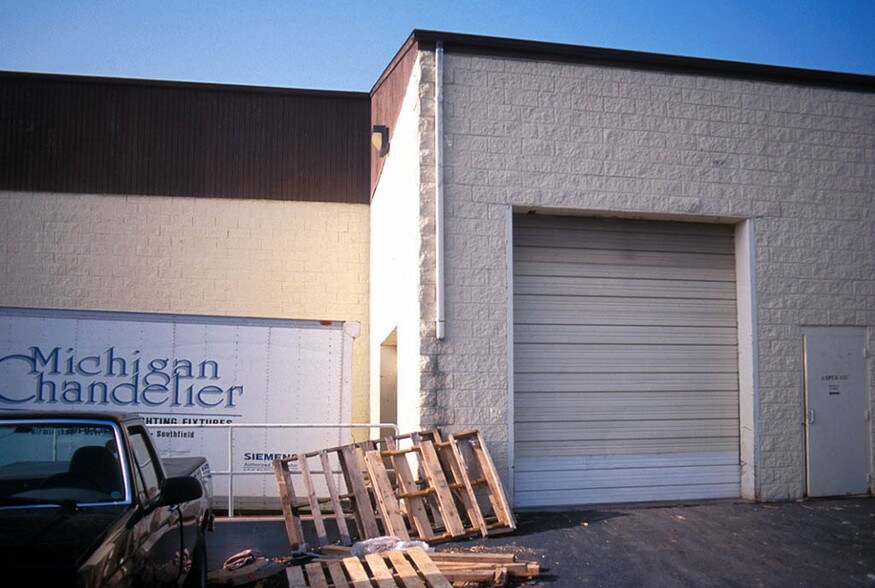 More Photos Of 45285-45319 Grand River Ave, Novi Warehouse For Lease