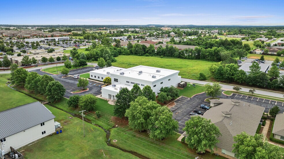 More Photos Of 300 SW 24th St, Bentonville Office For Lease
