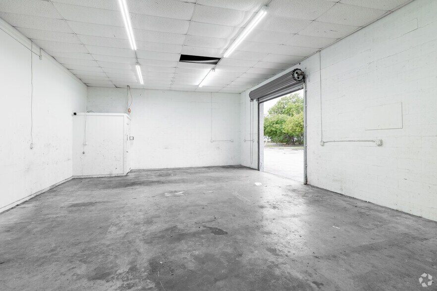 More Photos Of 1620-1646 SE Village Green Dr, Port, Port Saint Lucie Warehouse For Lease