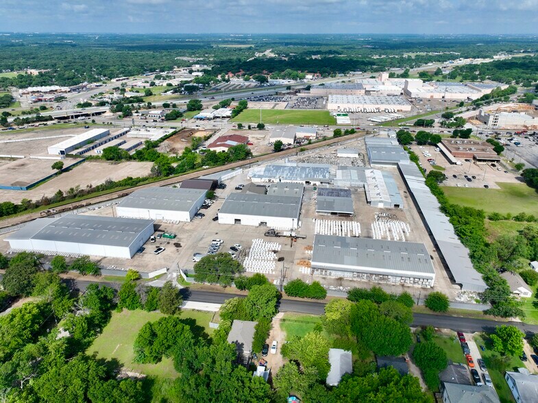 More Photos Of 301 Pleasant Dr, Dallas Warehouse For Lease