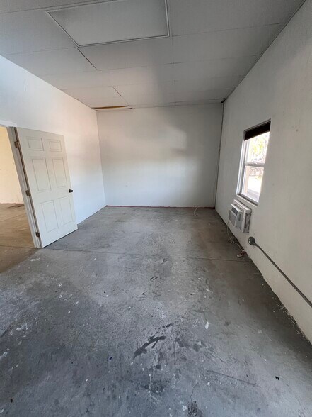 More Photos Of 5316 Lena Rd, Bradenton Light Distribution For Lease