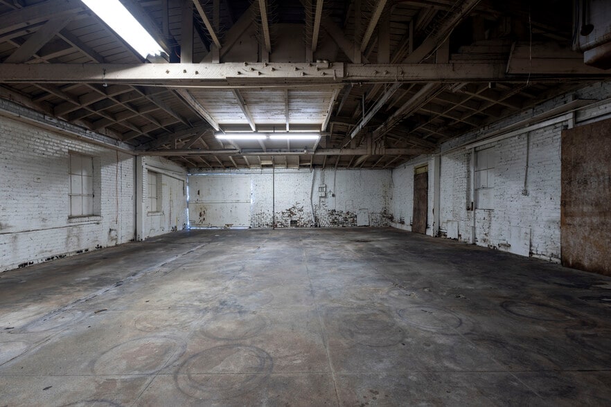 More Photos Of 110 E 62nd St, Los Angeles Auto Repair For Lease