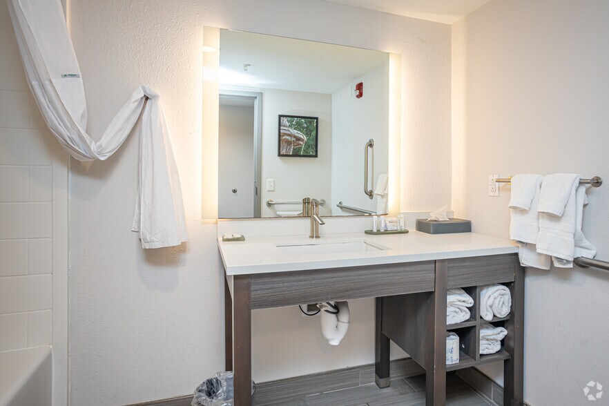 More Photos Of 3650 Airport Blvd, Mobile Hotel For Sale