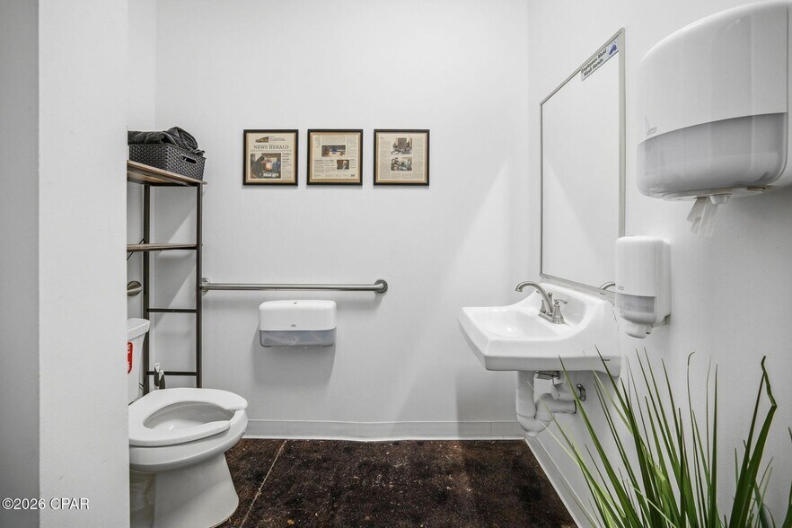 More Photos Of 1331 Harrison Ave, Panama City Showroom For Sale