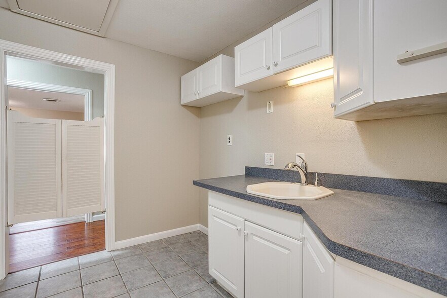 More Photos Of 2418 Cales Dr, Arlington Office Residential For Sale