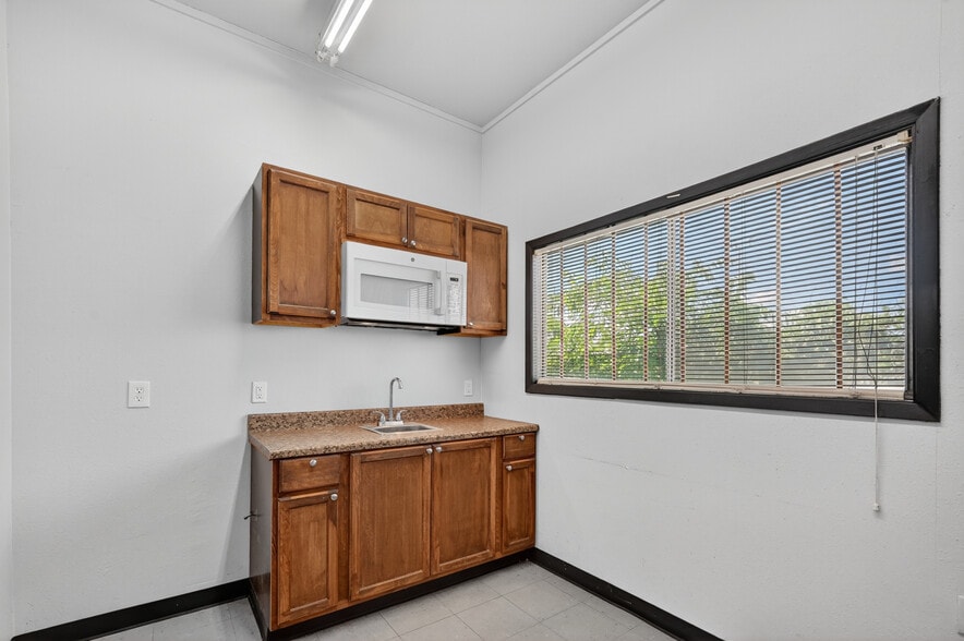More Photos Of 3413 Herring Ave, Irving Funeral Home For Lease