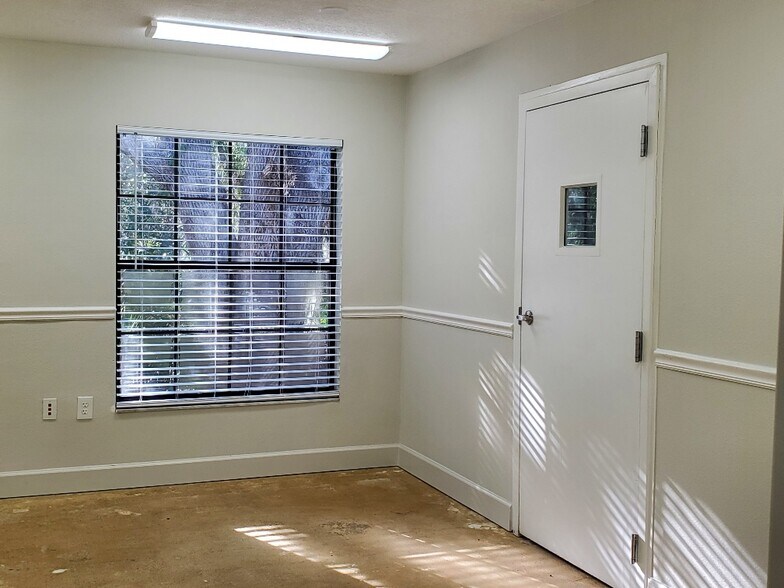 More Photos Of 113 W Chapman Rd, Oviedo Office For Lease