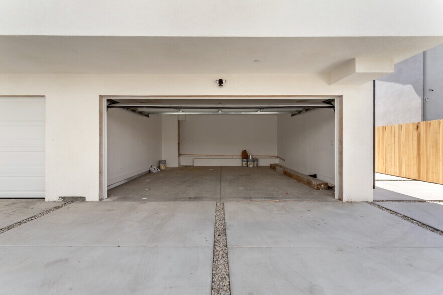 More Photos Of 707 W 80th St, Los Angeles Apartments For Sale