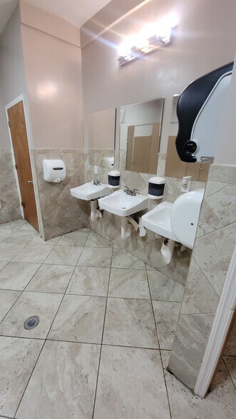 More Photos Of 141 Coit St, Irvington Showroom For Lease