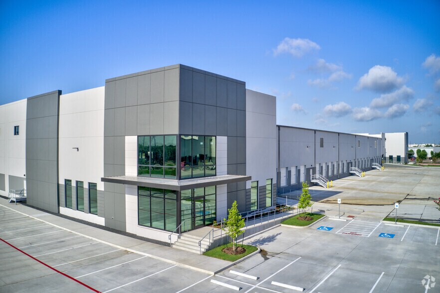 Primary Photo Of 12520 W Airport Blvd, Sugar Land Distribution For Lease