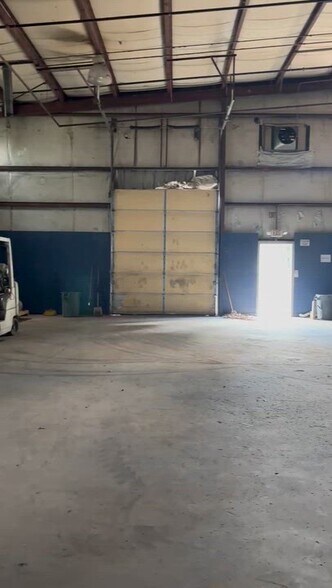 More Photos Of 200 Park Ave, Newberry Warehouse For Lease