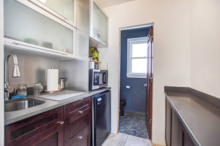 More Photos Of 989 W Spain St, Sonoma Warehouse For Lease