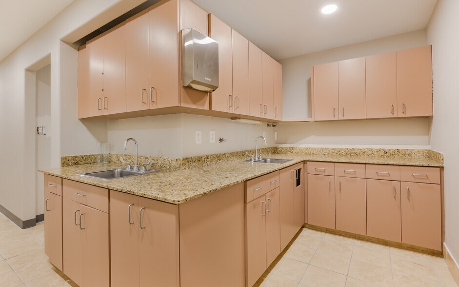 More Photos Of 12734 Kenwood Ln, Fort Myers Medical For Lease