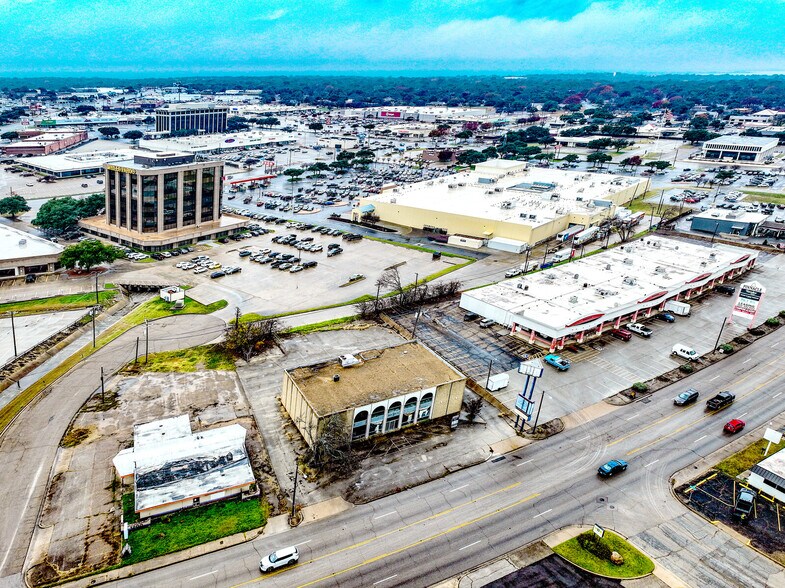 More Photos Of 1210 Lake Air Dr, Waco Freestanding For Sale