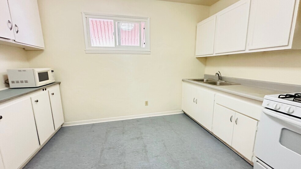 More Photos Of 2809-2815 Macdonald Ave, Richmond Office For Sale