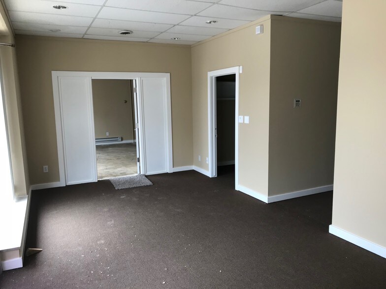 More Photos Of 3805 N Oak Trfy, Kansas City Office For Lease