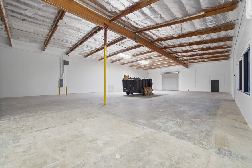 More Photos Of 8 Holland, Irvine Warehouse For Lease