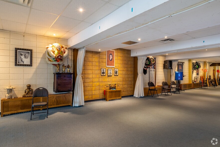 More Photos Of 19 Rue Centre Commercial, Montréal Storefront For Lease