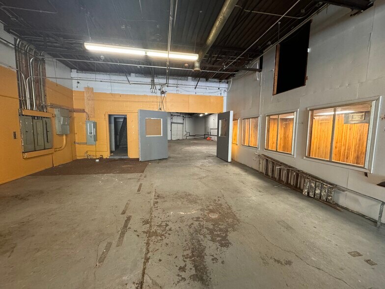 More Photos Of 19 Silver St, Rochester Distribution For Sale