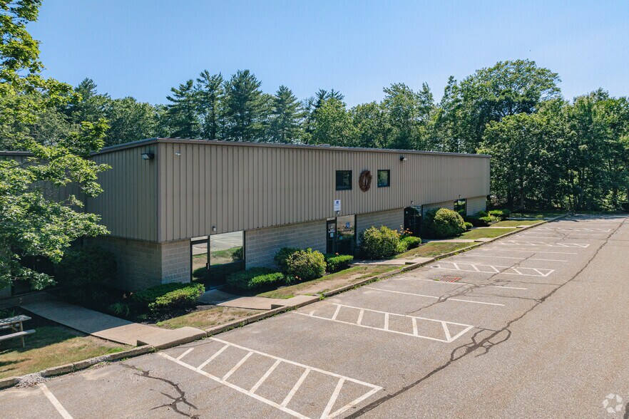 More Photos Of 41 Industrial Dr, Exeter Service For Lease